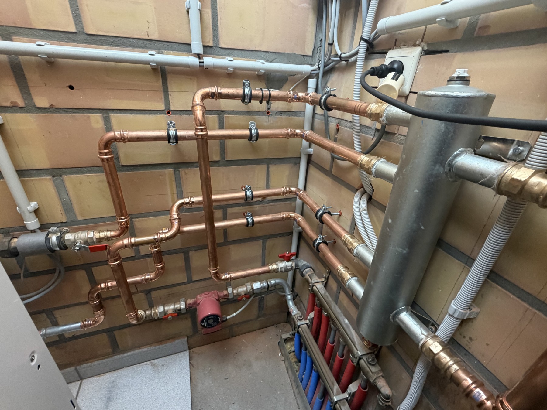 Hydraulische aansluiting en leidingwerk van de warmtepompinstallatie